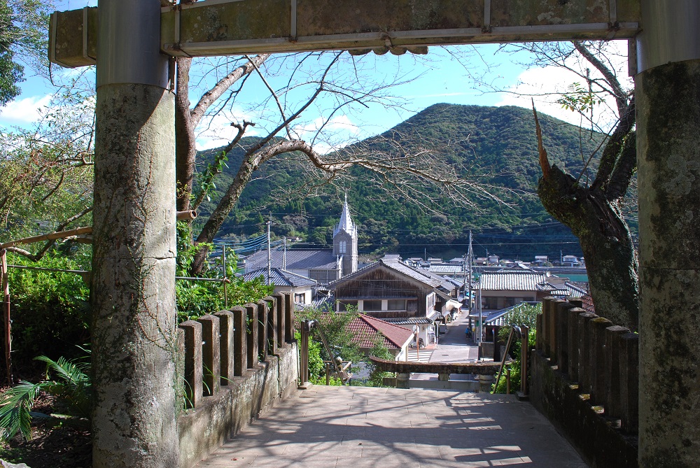 崎津　崎津諏訪神社鳥居より崎津教会を臨む